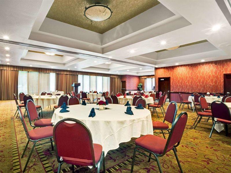 Hotel Ramada By Wyndham Tukwila Southcenter Zewnętrze zdjęcie