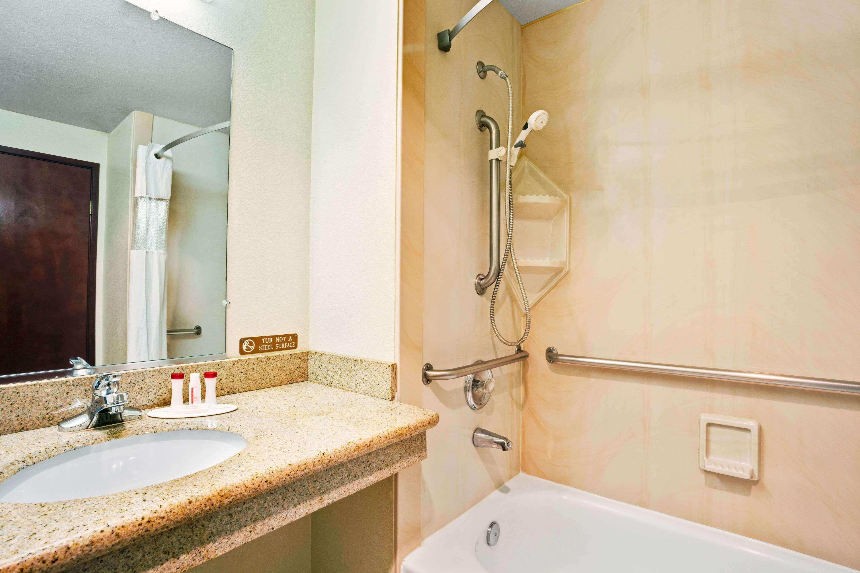 Hotel Ramada By Wyndham Tukwila Southcenter Zewnętrze zdjęcie